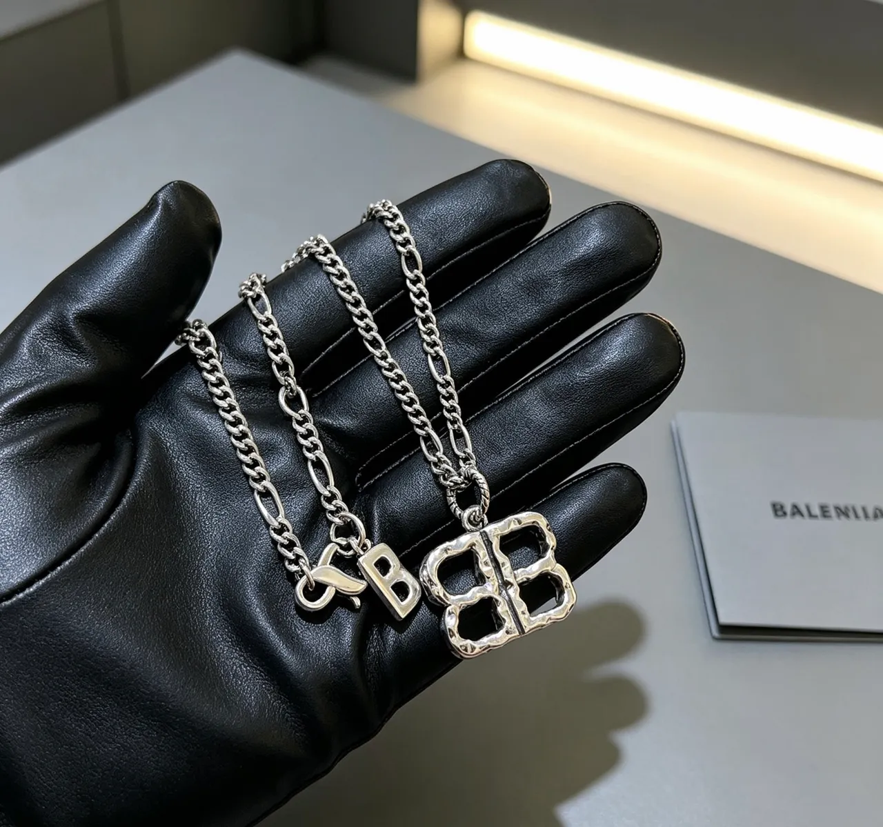Balenciaga BB and B Pendant রূপালি ধূসর হ্যামার্ড মেটাল ফিনিশ ফিগারো চেইন নেকলেস 6