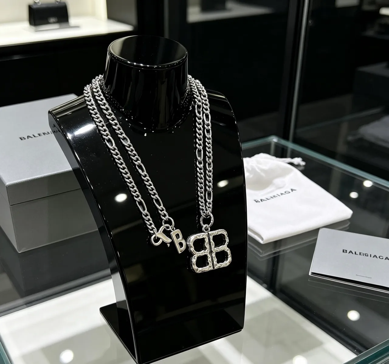 Balenciaga BB and B Pendant রূপালি ধূসর হ্যামার্ড মেটাল ফিনিশ ফিগারো চেইন নেকলেস 7