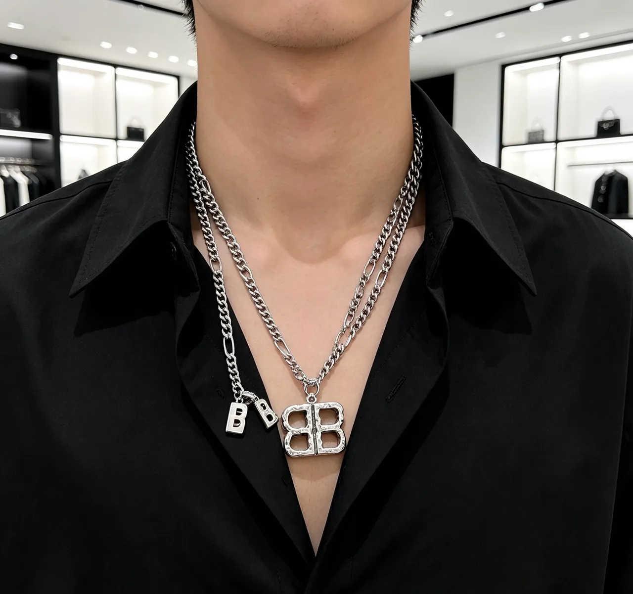 Balenciaga BB and B Pendant রূপালি ধূসর হ্যামার্ড মেটাল ফিনিশ ফিগারো চেইন নেকলেস 8