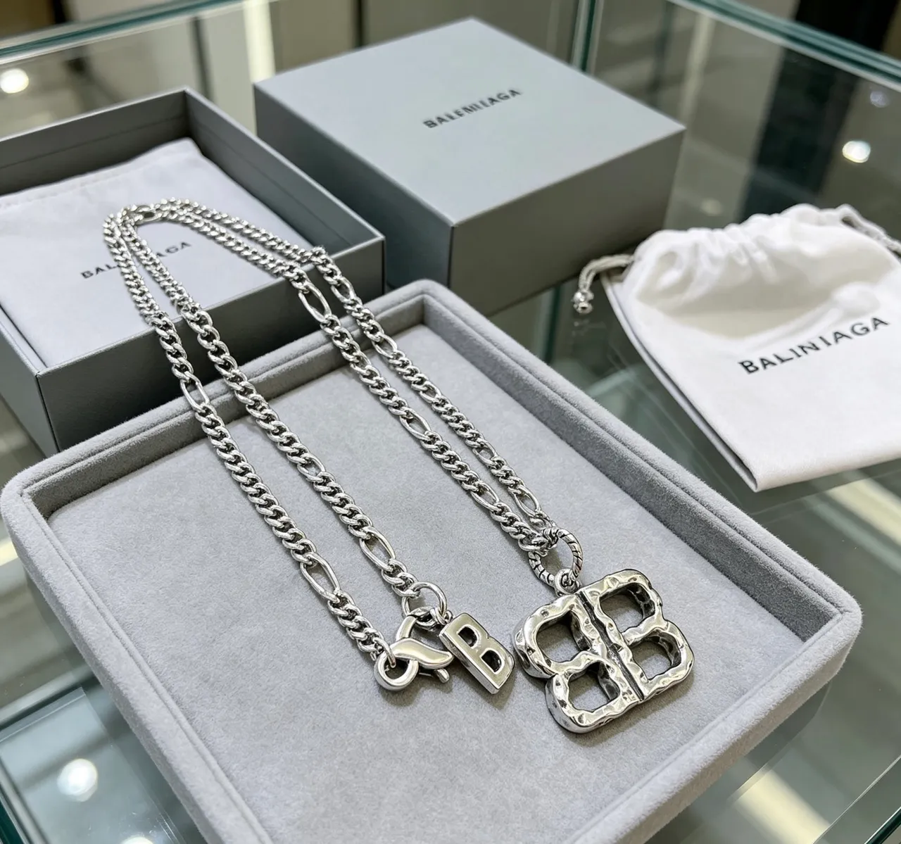 Balenciaga BB and B Pendant রূপালি ধূসর হ্যামার্ড মেটাল ফিনিশ ফিগারো চেইন নেকলেস 9
