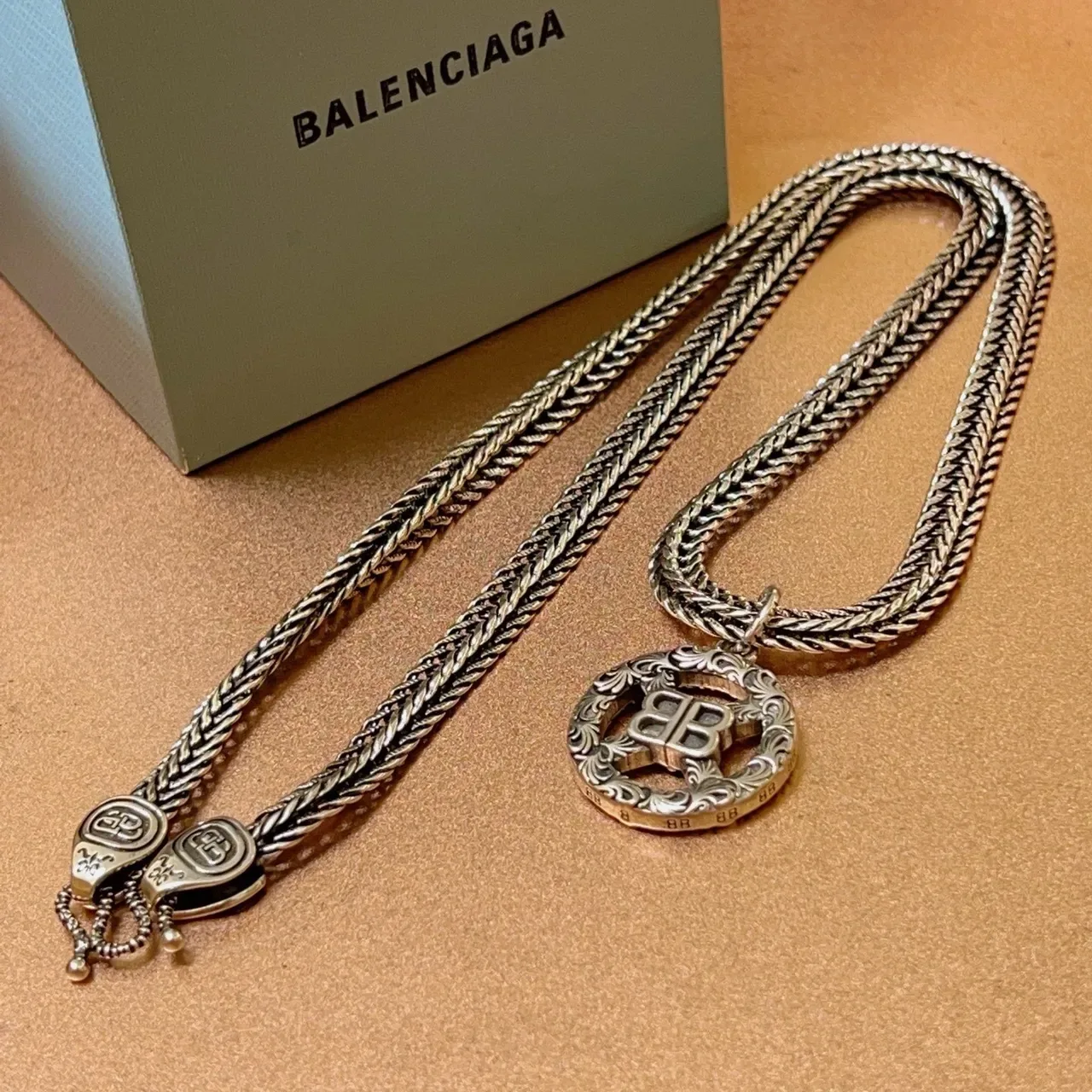 Balenciaga BB 编织链 精致吊坠项链 7