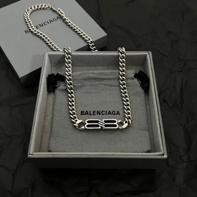 Balenciaga BB Logo 扭曲链 古银项链 5