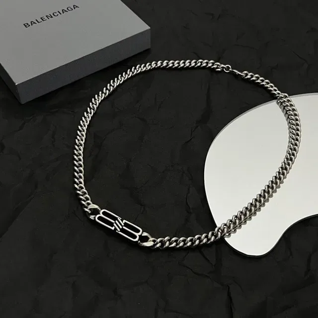 Balenciaga BB Logo 扭曲链 古银项链 7