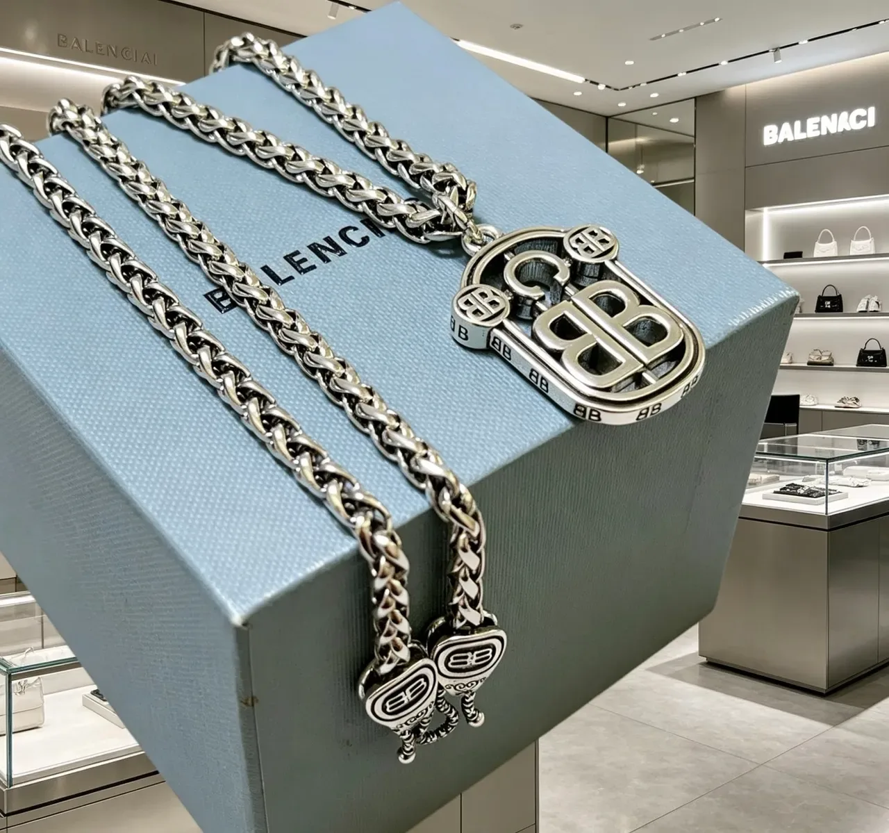 Collier Balenciaga BB Monogramme Bouclier Pendentif 3