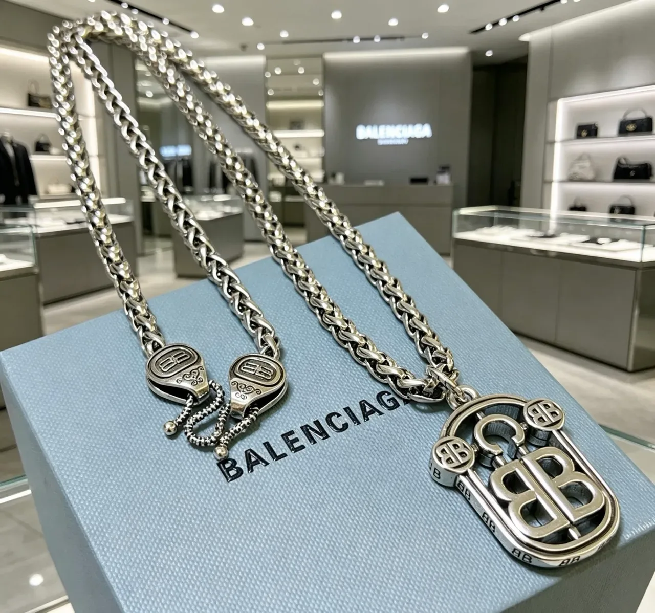 Collier Balenciaga BB Monogramme Bouclier Pendentif 4