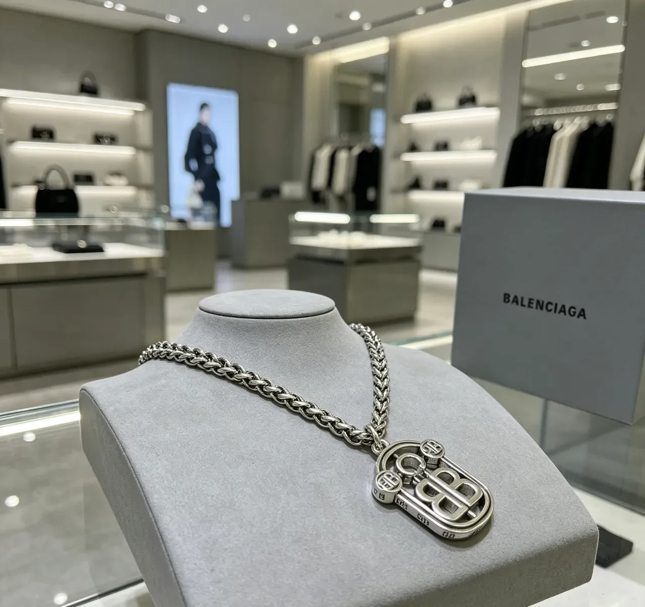Collier Balenciaga BB Monogramme Bouclier Pendentif 6