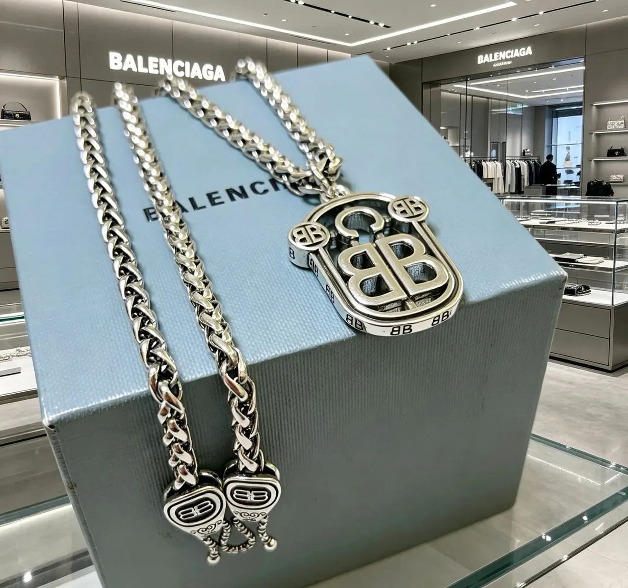 Collier Balenciaga BB Monogramme Bouclier Pendentif 7