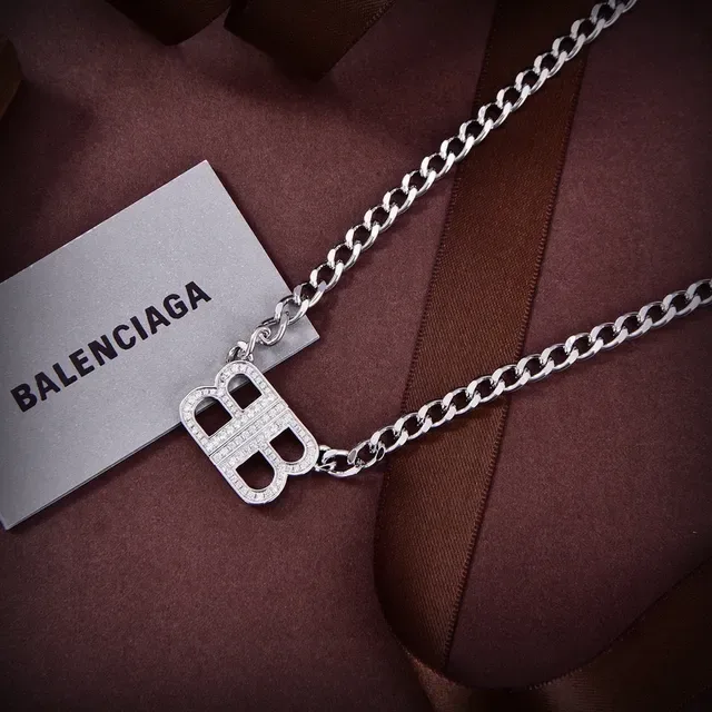 Colar Balenciaga BB Pendant Dourado e Prateado 2