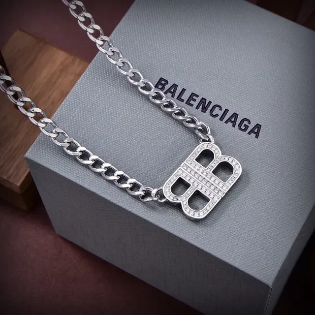 Colar Balenciaga BB Pendant Dourado e Prateado 4