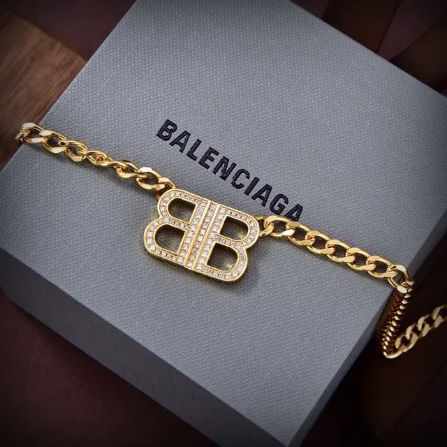Colar Balenciaga BB Pendant Dourado e Prateado 5