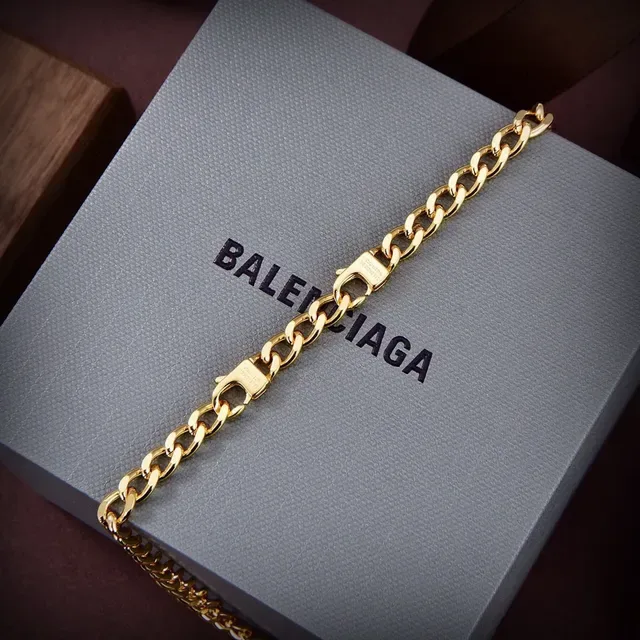 Colar Balenciaga BB Pendant Dourado e Prateado 6