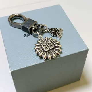 Balenciaga BB Sunburst Keychain রূপালী ও কালো গহনা
