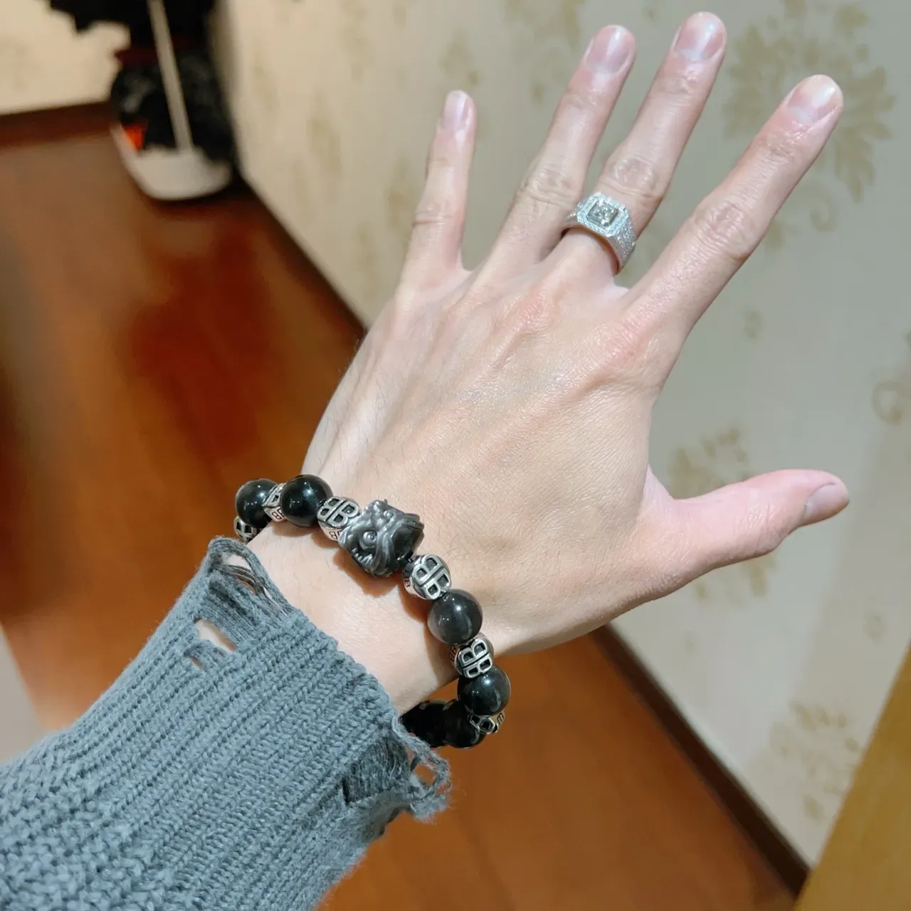 Balenciaga Pulsera Negra Plata con Cuentas Monogramada 4