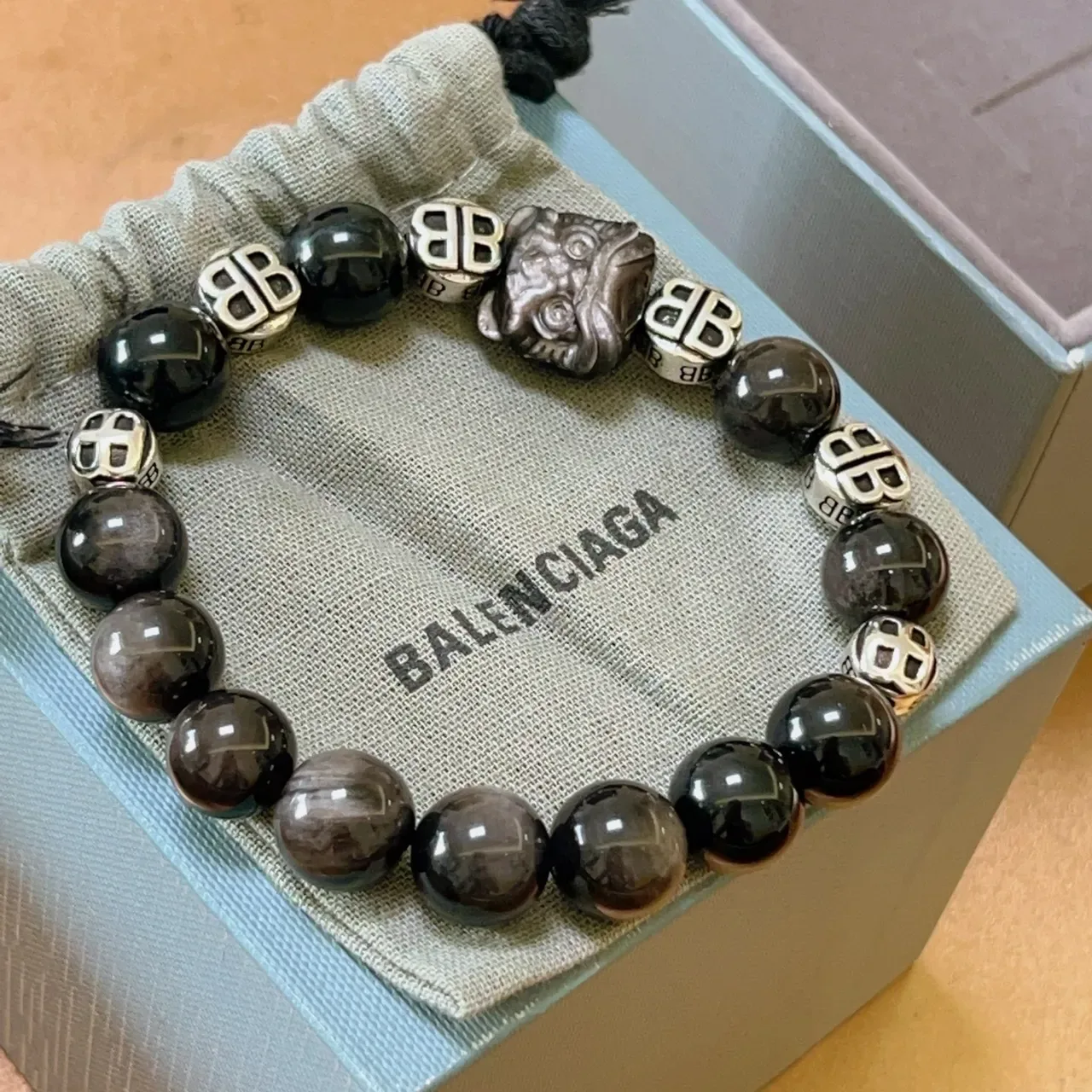 Balenciaga Pulsera Negra Plata con Cuentas Monogramada 5
