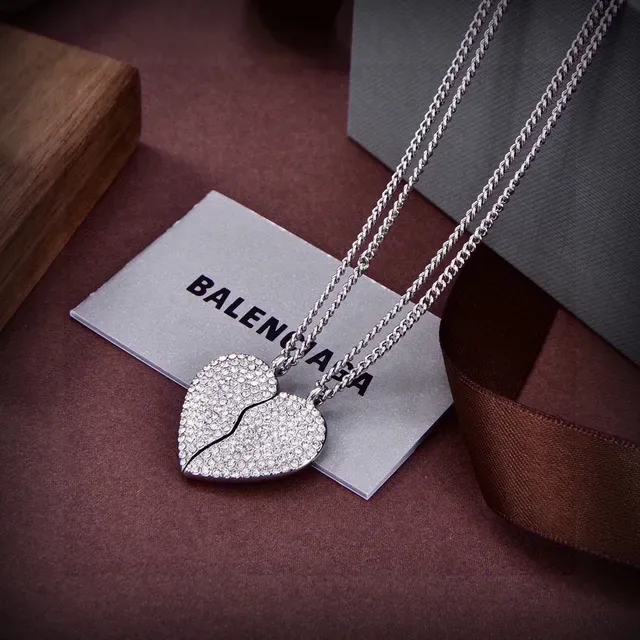 Balenciaga टूटा दिल पावे क्रिस्टल गोल्ड टोन नेकलेस 8