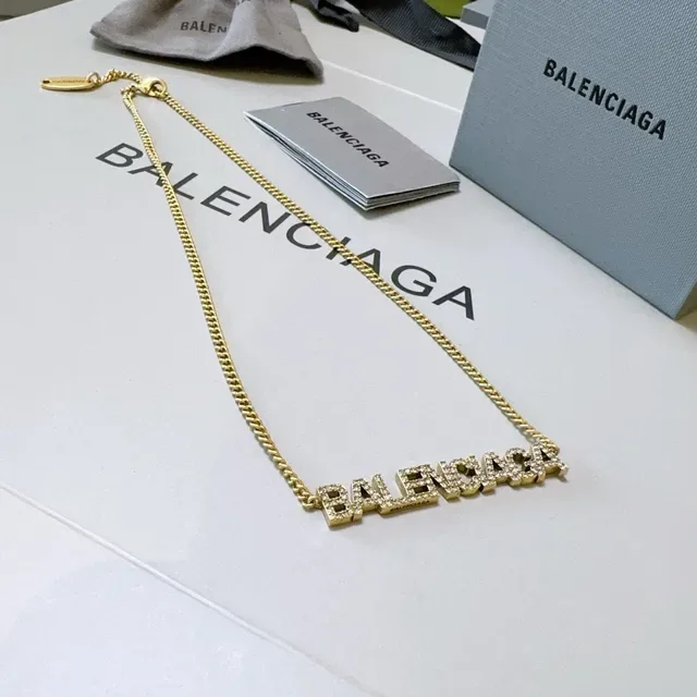 Colar Balenciaga Logo Dourado Preto Pingente Letras Texturizadas Pavé 2