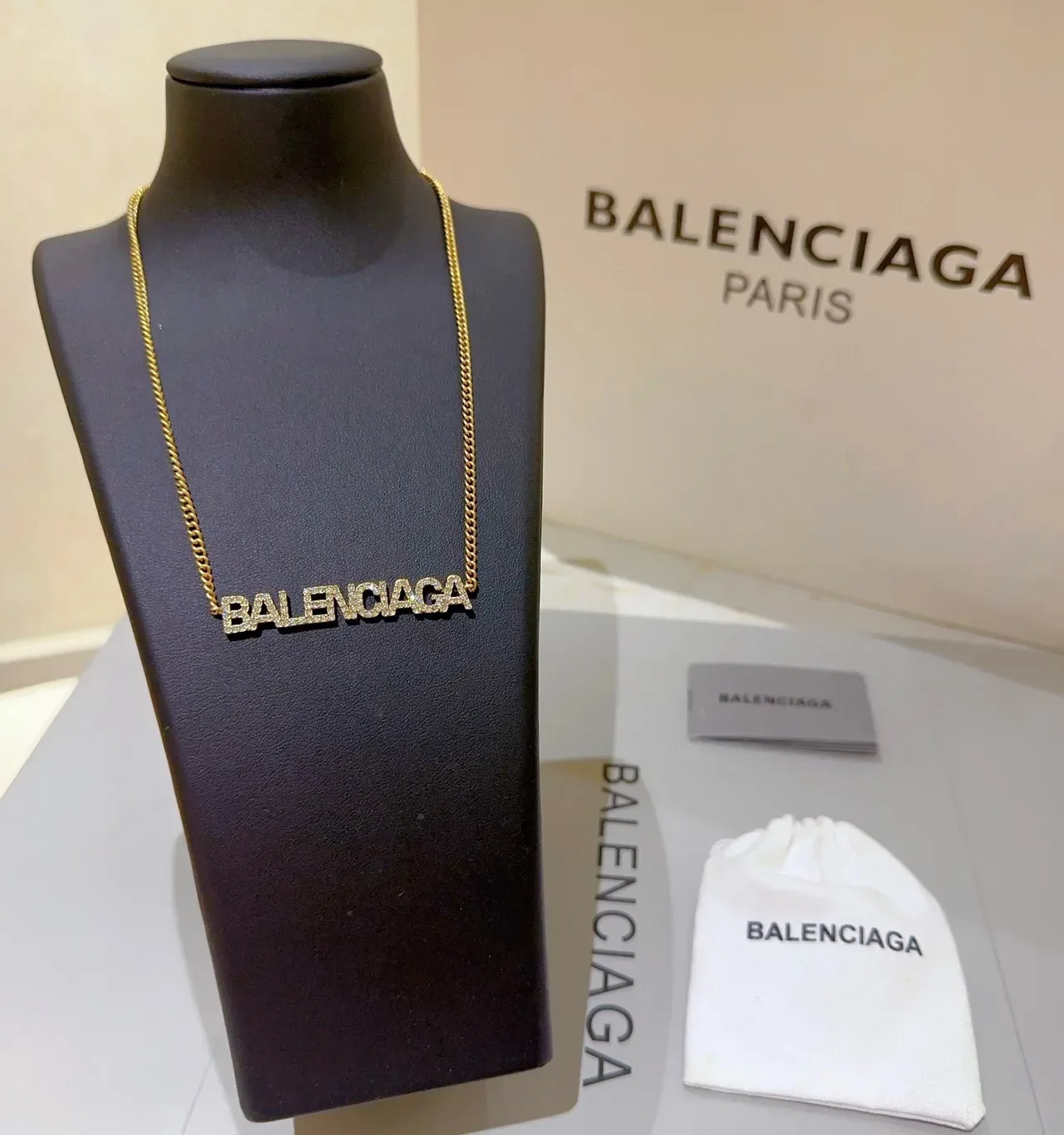 Colar Balenciaga Logo Dourado Preto Pingente Letras Texturizadas Pavé 3