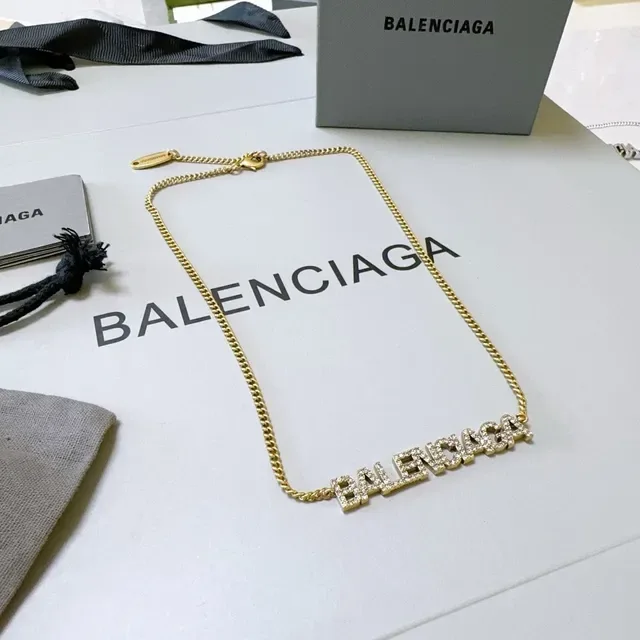 Colar Balenciaga Logo Dourado Preto Pingente Letras Texturizadas Pavé 4
