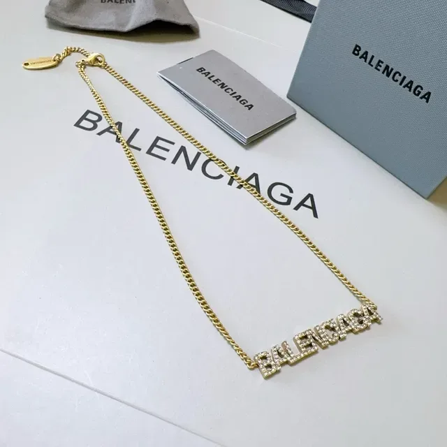 Colar Balenciaga Logo Dourado Preto Pingente Letras Texturizadas Pavé 5