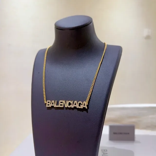Colar Balenciaga Logo Dourado Preto Pingente Letras Texturizadas Pavé 6