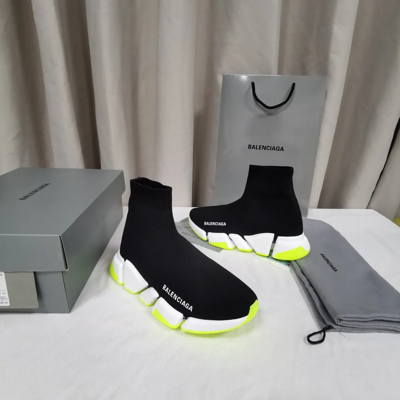 Balenciaga Speed Trainer Preto Branco Amarelo Neón Tênis Lifestyle 4