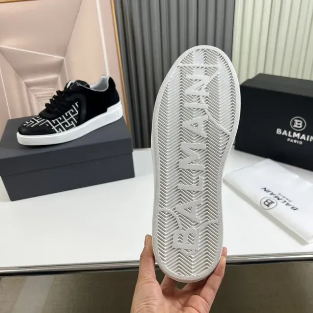 Balmain Le City Tênis Preto Branco com Painel Lateral Monogramado e Sobreposições Escultóricas Lifestyle 2