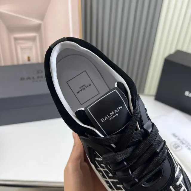 Balmain Le City Tênis Preto Branco com Painel Lateral Monogramado e Sobreposições Escultóricas Lifestyle 3