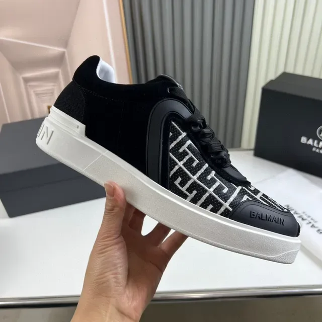 Balmain Le City Tênis Preto Branco com Painel Lateral Monogramado e Sobreposições Escultóricas Lifestyle 4