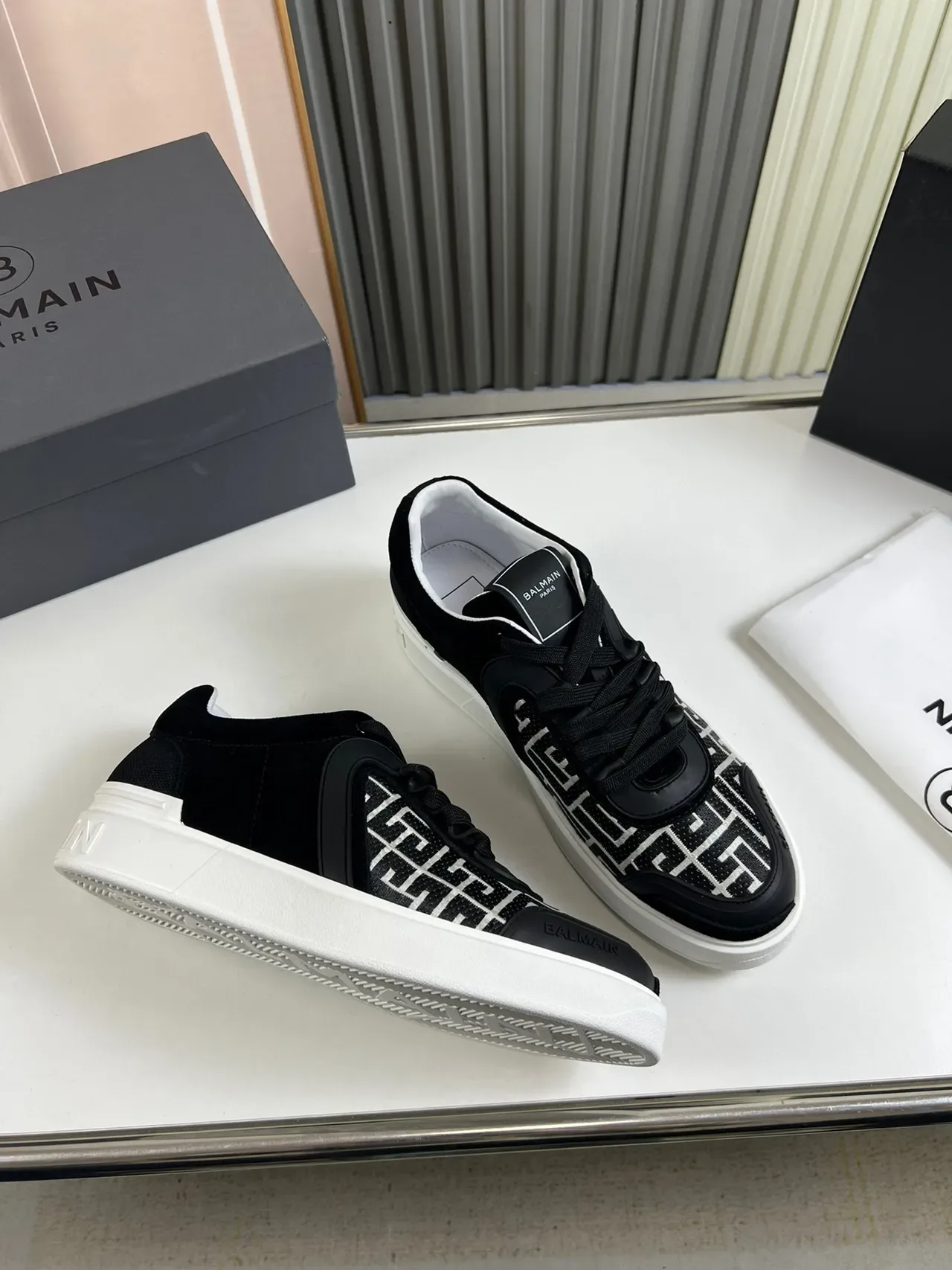 Balmain Le City Tênis Preto Branco com Painel Lateral Monogramado e Sobreposições Escultóricas Lifestyle 5