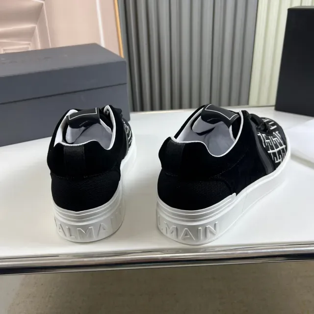 Balmain Le City Tênis Preto Branco com Painel Lateral Monogramado e Sobreposições Escultóricas Lifestyle 6