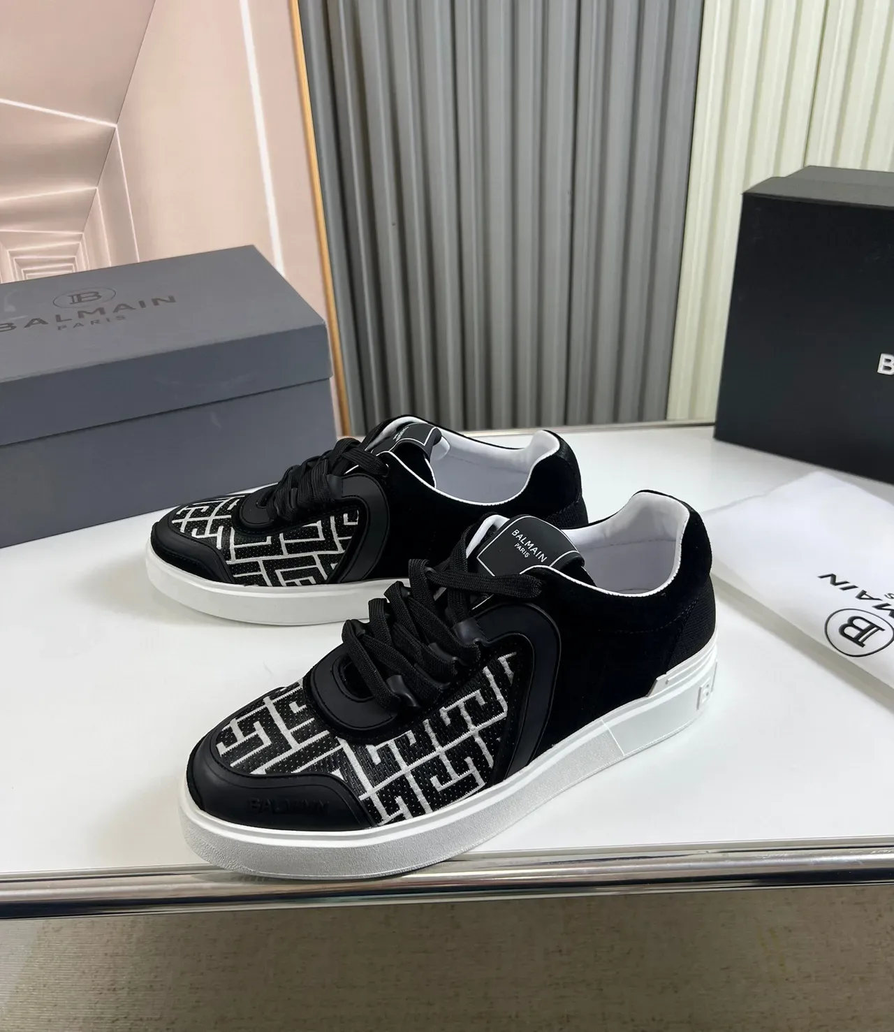 Balmain Le City Tênis Preto Branco com Painel Lateral Monogramado e Sobreposições Escultóricas Lifestyle 7