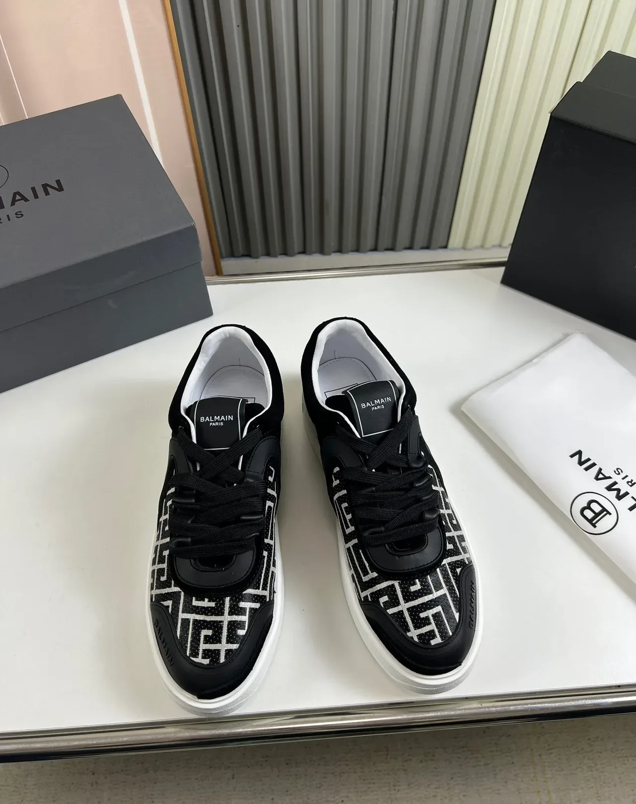 Balmain Le City Tênis Preto Branco com Painel Lateral Monogramado e Sobreposições Escultóricas Lifestyle 8