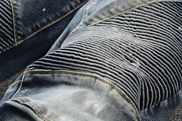 Balmain jeans en denim motard inspirés taches de peinture distressed 9