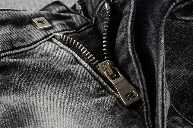 Balmain মোটো-স্টাইল distressed গ্রে জিন্স 12