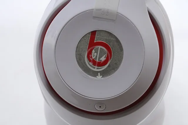 Beats 红色银色光泽塑料外壳圆形耳杯设计头戴耳机 4