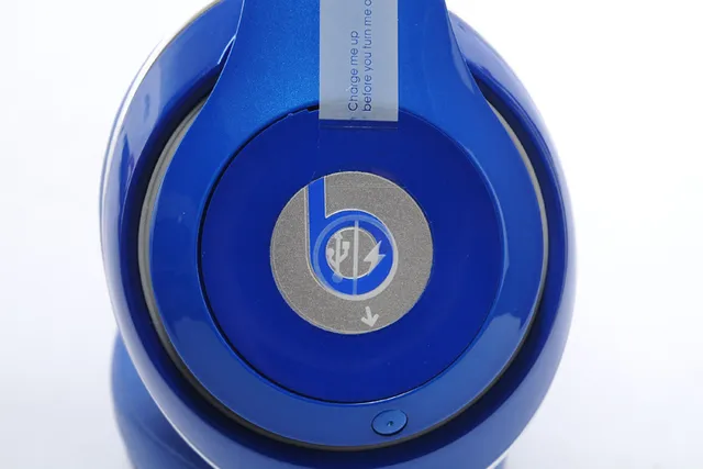 Beats 红色银色光泽塑料外壳圆形耳杯设计头戴耳机 5