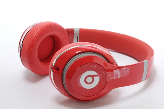 Beats 红色银色光泽塑料外壳圆形耳杯设计头戴耳机 7