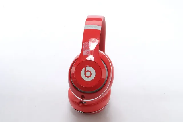 Beats 红色银色光泽塑料外壳圆形耳杯设计头戴耳机 9