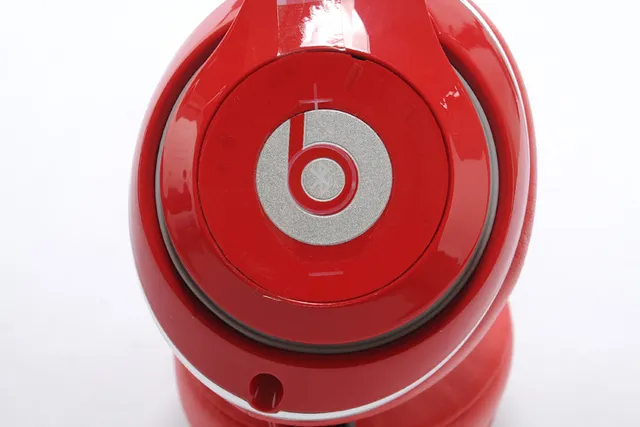 Beats 红色银色光泽塑料外壳圆形耳杯设计头戴耳机 11