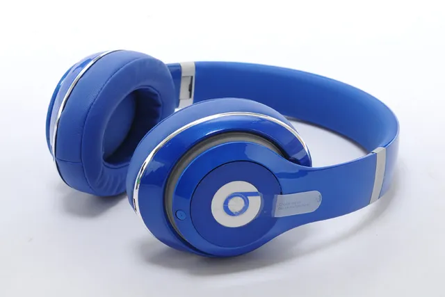 Beats 红色银色光泽塑料外壳圆形耳杯设计头戴耳机 14