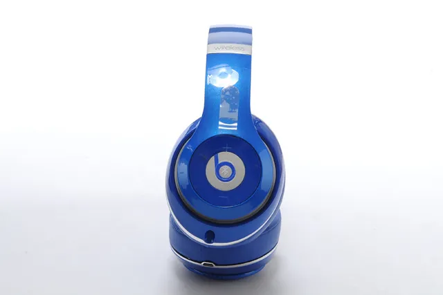 Beats 红色银色光泽塑料外壳圆形耳杯设计头戴耳机 16