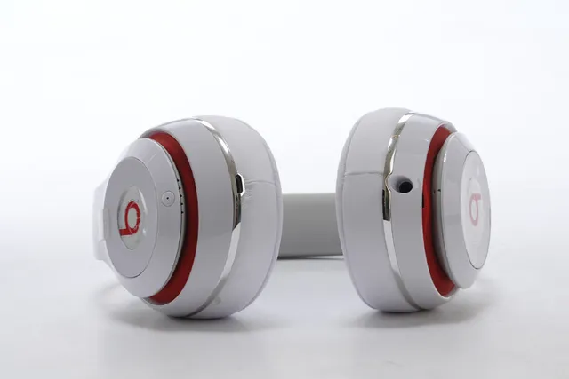 Beats 红色银色光泽塑料外壳圆形耳杯设计头戴耳机 19