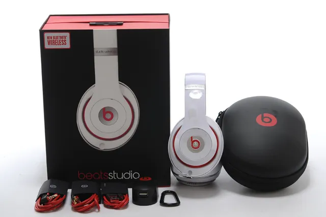 Beats 红色银色光泽塑料外壳圆形耳杯设计头戴耳机 24