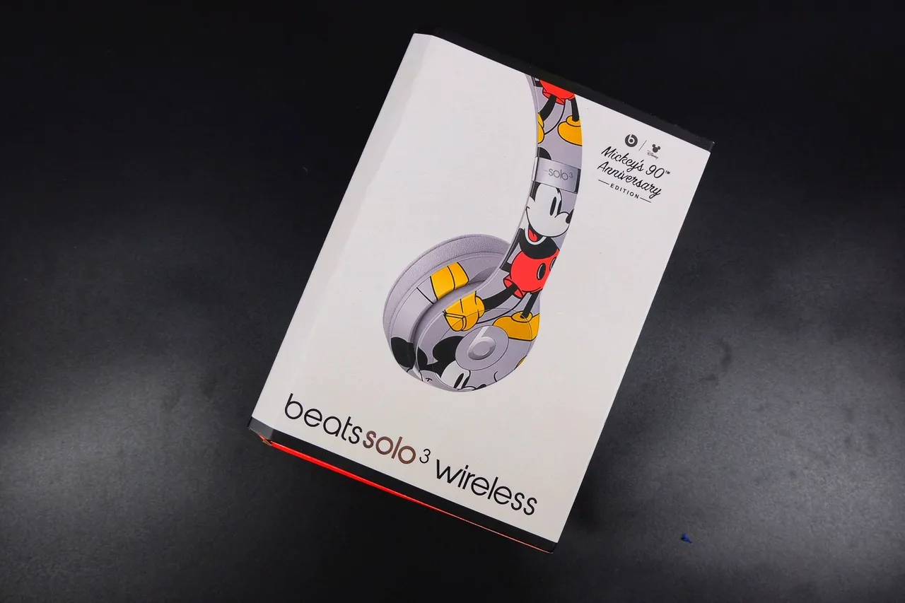 Beats Solo 3 Disney Mickey Mouse Light Blue Over-ear Headphones 2