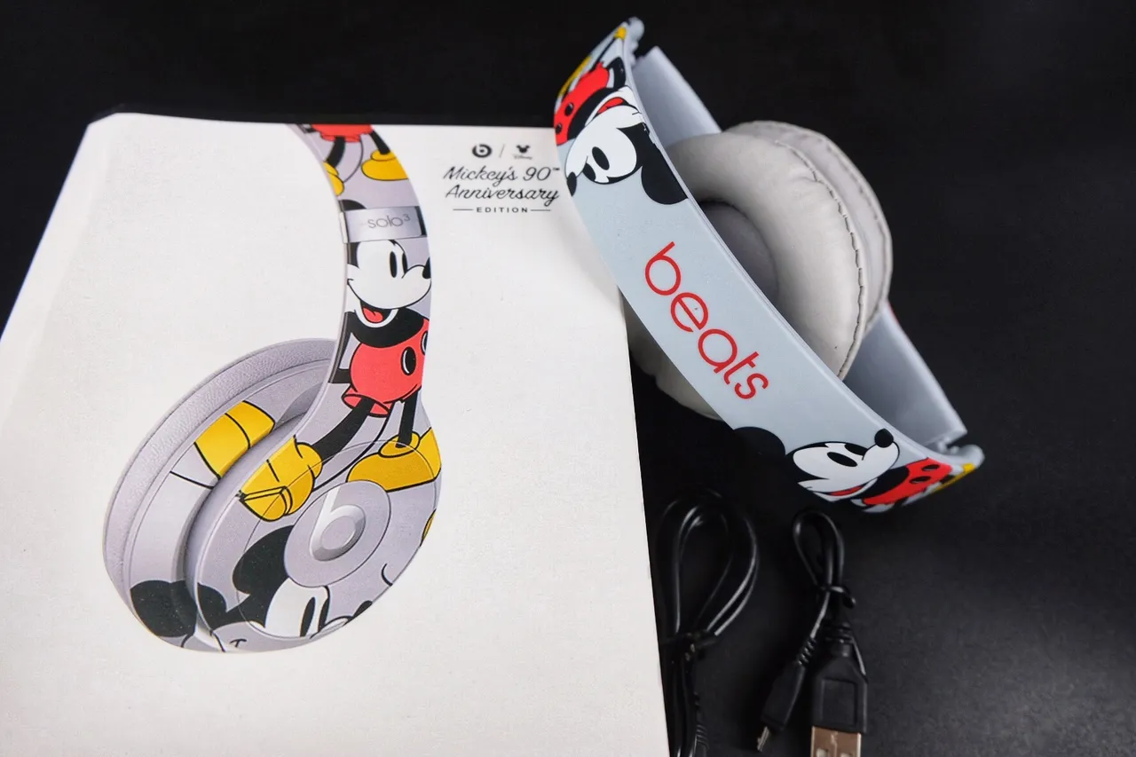 Beats Solo 3 Disney Mickey Mouse Light Blue Over-ear Headphones 3
