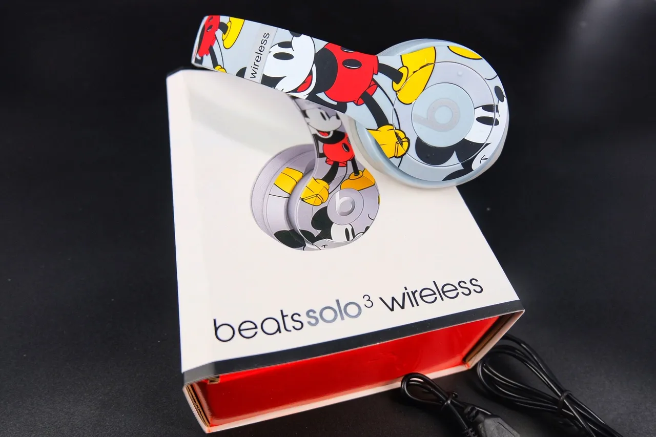 Beats Solo 3 Disney Mickey Mouse Light Blue Over-ear Headphones 4