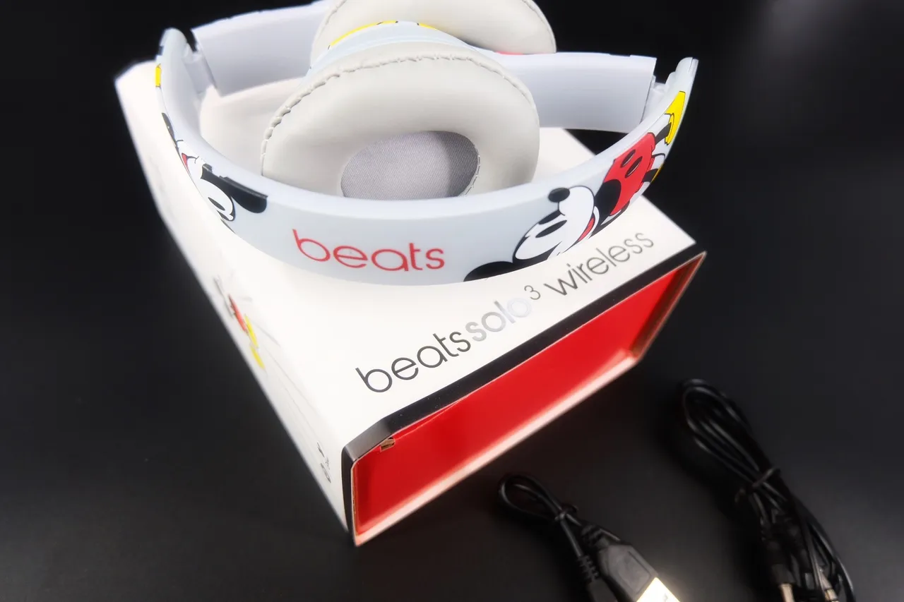 Beats Solo 3 Disney Mickey Mouse Light Blue Over-ear Headphones 5