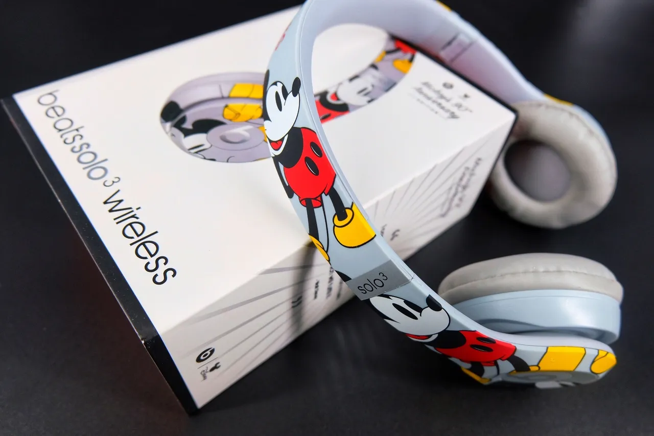 Beats Solo 3 Disney Mickey Mouse Light Blue Over-ear Headphones 8