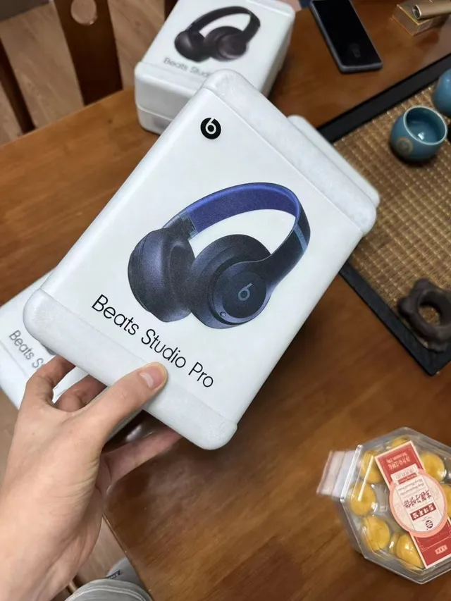 Beats Studio Pro Over-Ear Headphones 4
