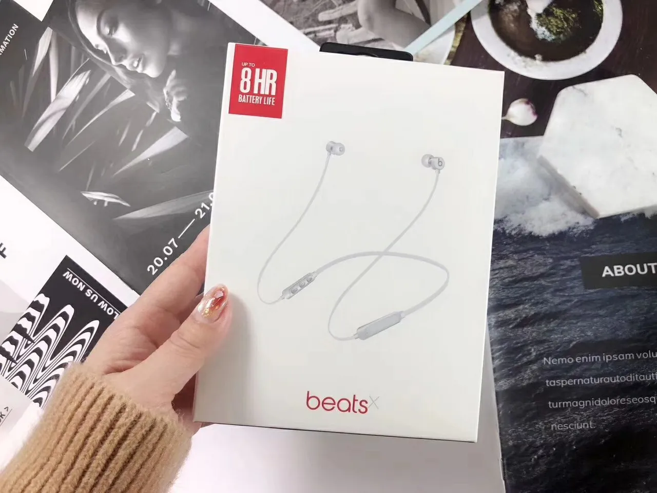 Beats X সাদা লাল গলা ব্যান্ড ডিজাইন নমনীয় তার স্পোর্টস ইয়ারফোন 3